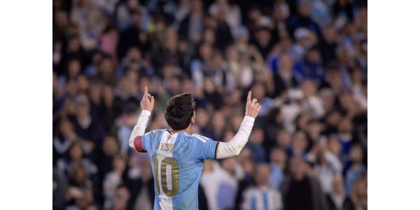 Uma prova do espírito de Lionel Messi: perseguir a bola no seu último jogo pela Argentina Uma prova do espírito de Lionel Messi: perseguir a bola no seu último jogo pela Argentina